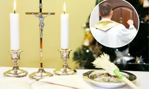 Jak przygotować stół na kolędę: krzyż, świece, kropidło i księga zapowiadają wizytę duszpasterza.