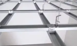 Sufit rastrowy z białymi panelami i metalową konstrukcją nośną, gotowy do montażu.