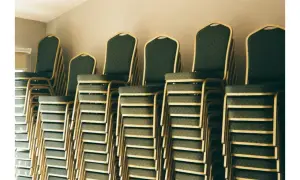 Krzesła sztaplowane co to znaczy? Odkryj ich zalety i zastosowanie