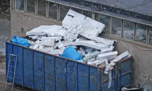 Jak prawidłowo wyrzucić styropian po meblach i uniknąć problemów
