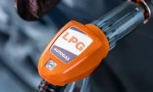 Pomarańczowa końcówka dystrybutora LPG z napisem "AUTOGAS". Rozważasz koszt instalacji gazowej?