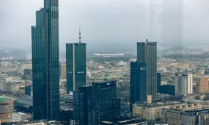 Warszawski krajobraz zdominowany przez wieżowce, w tym najwyższy budynek w Polsce. Widać też budynki Marriott, Samsung i LG.