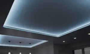 Nowoczesny sufit napinany z podświetleniem LED tworzy niepowtarzalny klimat.