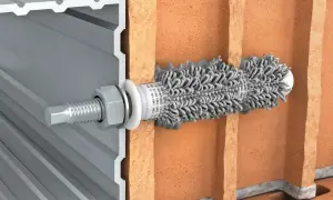 Przekrój pokazujący kotwy chemiczne mocujące profil aluminiowy do cegły.