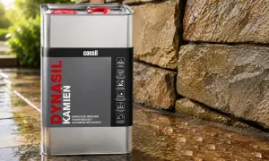 Metalowy kanister z napisem "DYNASIL KAMIEŃ" i ikonami informującymi o właściwościach produktu. Obok mokra kamienna ściana, na której widać krople wody. To nowoczesny impregnat hydrofobizujący.