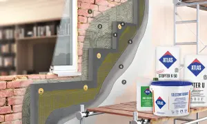 Przekrój ściany z systemem ociepleń Atlas, pokazujący warstwy izolacji i tynków. W tle produkty Atlas, w tym tynk silikonowy.