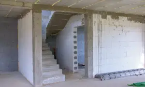 Wnętrze budowy, schody betonowe, otwór pod drzwi 80, ściany z bloczków, drabina.