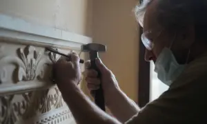 Jak zdjąć kamień dekoracyjny ze ściany bez uszkadzania ściany
