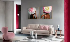 Nowoczesny salon z dwoma obrazami kobiet z kwiatami na głowach. W tle widać meble w odcieniach beżu i różu, a także akcenty w kolorze magenta.
