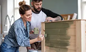 Jaką farbą pomalować meble, aby uzyskać trwały efekt i styl?