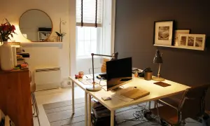 Biurko z monitorem, lampkami i krzesłem. Idealna wysokość biurka do pracy.