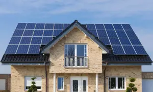 Nowoczesny dom z instalacją fotowoltaiczną 5 kW na dachu. Sprawdź instalacja fotowoltaiczna 5 kw cena z montażem.