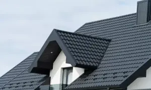 Nowy, czarny dach z blachy falistej idealnie podkreśla nowoczesny styl domu. Wymiana dachu zakończona sukcesem!