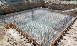 Zbrojenie płyty fundamentowej, przygotowane do zalania betonem. Określenie dokładnego płyta fundamentowa koszt wymaga szczegółowej kalkulacji.