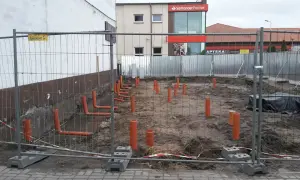 Budowa: widoczne pomarańczowe rury kanalizacyjne wystające z ziemi, przygotowanie pod instalację co.