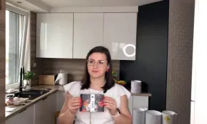Jak skutecznie przykleić okleinę na meblach - sprawdzone metody i kleje