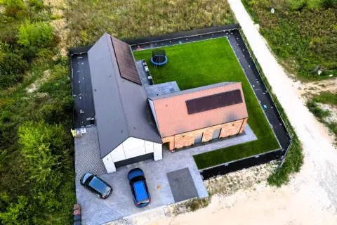 Nowe domy z panelami słonecznymi. Zastanawiasz się, ile kosztują plany na budowę domu?