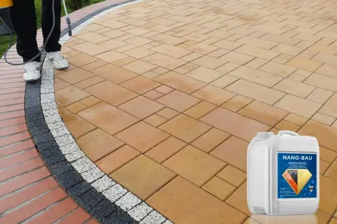 Osoba aplikuje preparat na kostkę brukową, tworząc efekt mokrej kostki. Widoczny kanister z produktem Nano-Bau.
