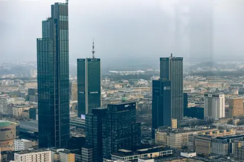 Warszawski krajobraz zdominowany przez wieżowce, w tym najwyższy budynek w Polsce. Widać też budynki Marriott, Samsung i LG.