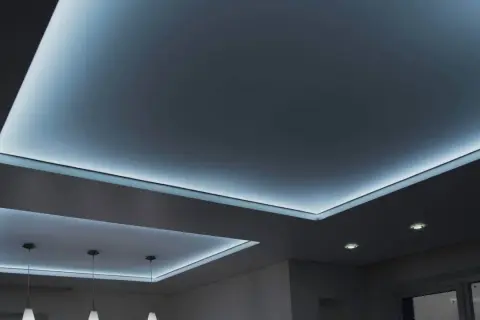 Nowoczesny sufit napinany z podświetleniem LED tworzy niepowtarzalny klimat.