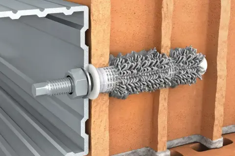 Przekrój pokazujący kotwy chemiczne mocujące profil aluminiowy do cegły.