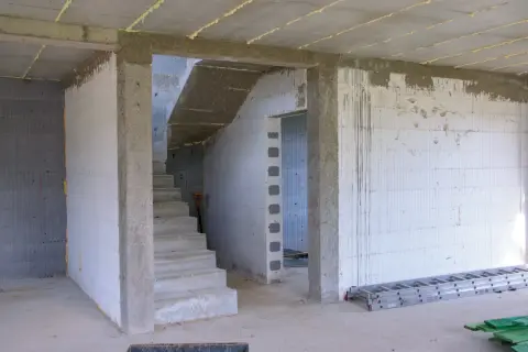 Wnętrze budowy, schody betonowe, otwór pod drzwi 80, ściany z bloczków, drabina.