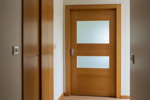 Nowoczesne drzwi z dwoma przeszkleniami, idealne, by pokazać, jak przerobić stare drzwi z szybą na nowoczesne.