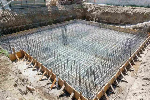 Zbrojenie płyty fundamentowej, przygotowane do zalania betonem. Określenie dokładnego płyta fundamentowa koszt wymaga szczegółowej kalkulacji.