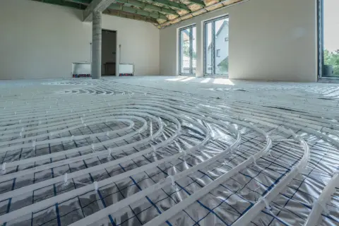 Instalacja ogrzewania podłogowego w nowym domu. Długoterminowo obniża koszt ogrzewania.