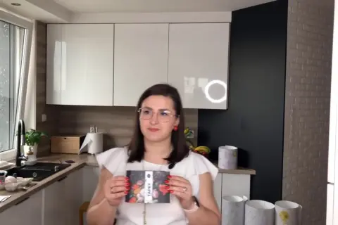 Jak skutecznie przykleić okleinę na meblach - sprawdzone metody i kleje