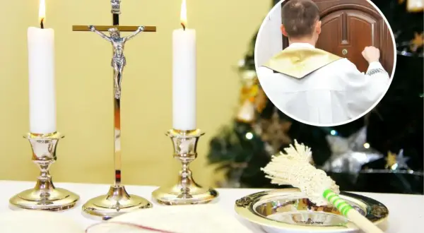 Jak przygotować stół na kolędę: krzyż, świece, kropidło i księga zapowiadają wizytę duszpasterza.