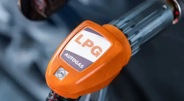 Pomarańczowa końcówka dystrybutora LPG z napisem "AUTOGAS". Rozważasz koszt instalacji gazowej?