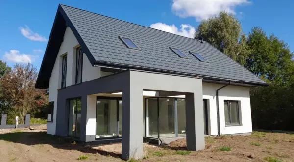 Nowoczesny dom 120 m² z szarym dachem i dużymi oknami. Zastanawiasz się, jaki koszt budowy domu 120 m²?