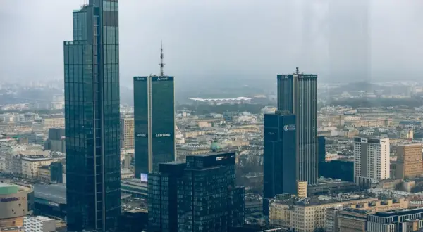 Warszawski krajobraz zdominowany przez wieżowce, w tym najwyższy budynek w Polsce. Widać też budynki Marriott, Samsung i LG.