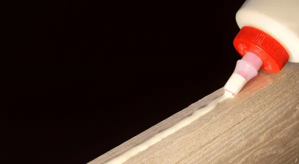 Jak usunąć klej z mebli? Skuteczne metody bez uszkodzeń
