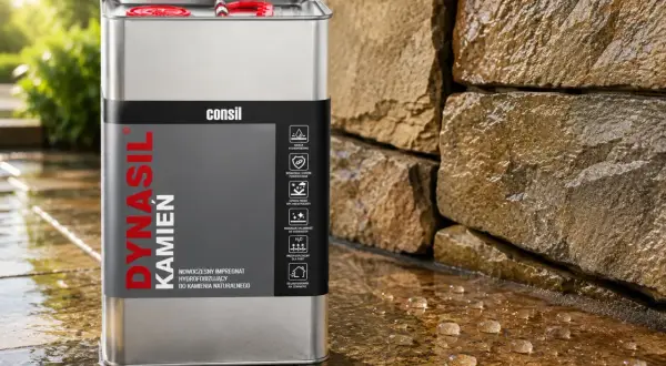 Metalowy kanister z napisem "DYNASIL KAMIEŃ" i ikonami informującymi o właściwościach produktu. Obok mokra kamienna ściana, na której widać krople wody. To nowoczesny impregnat hydrofobizujący.