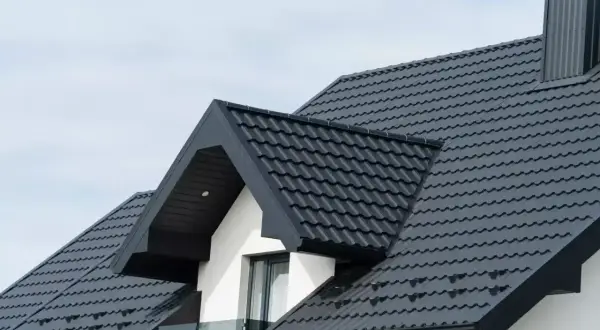 Nowy, czarny dach z blachy falistej idealnie podkreśla nowoczesny styl domu. Wymiana dachu zakończona sukcesem!
