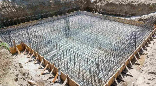 Zbrojenie płyty fundamentowej, przygotowane do zalania betonem. Określenie dokładnego płyta fundamentowa koszt wymaga szczegółowej kalkulacji.