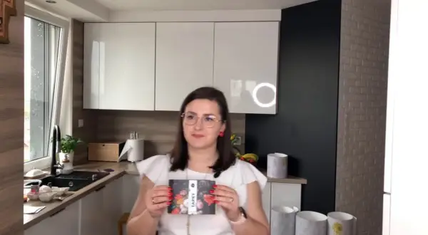 Jak skutecznie przykleić okleinę na meblach - sprawdzone metody i kleje