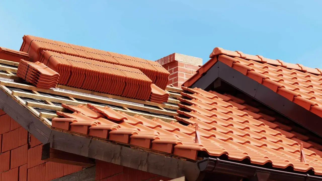 Układanie dachówki ceramicznej. Sprawdź atrakcyjną dachówka ceramiczna cena za m2.