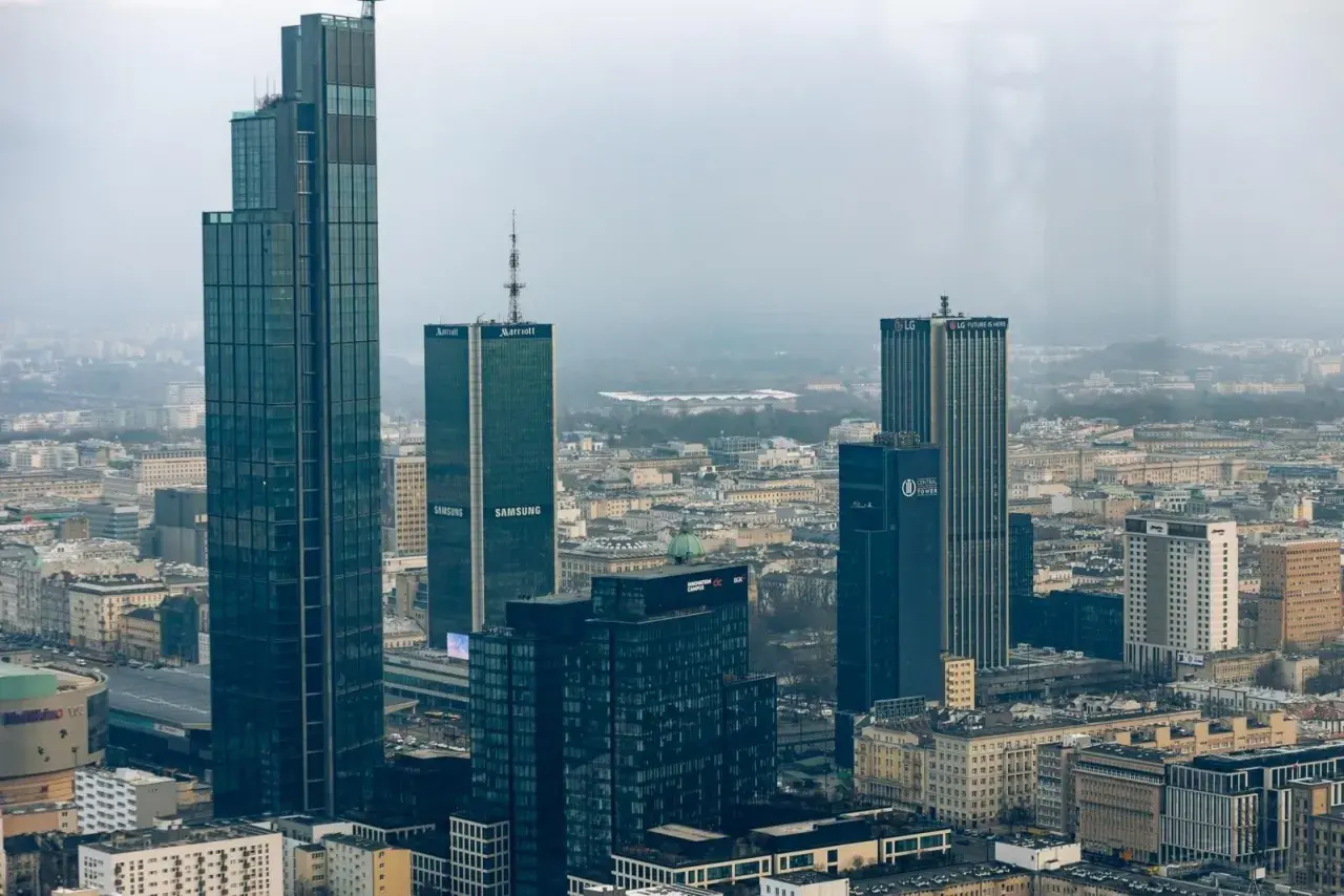 Warszawski krajobraz zdominowany przez wieżowce, w tym najwyższy budynek w Polsce. Widać też budynki Marriott, Samsung i LG.