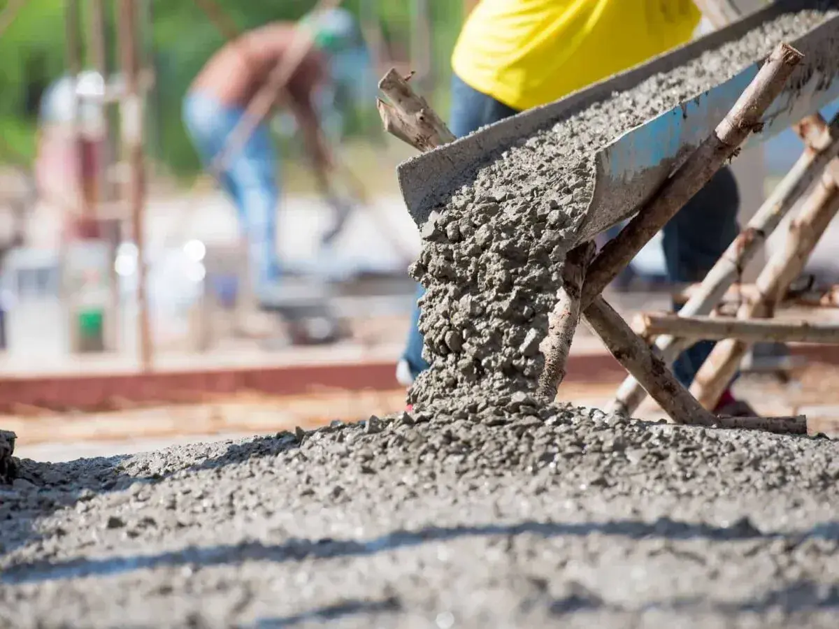 Beton wylewany z rynny na plac budowy. Zastanawiasz się, wylewka betonowa ile na m2?