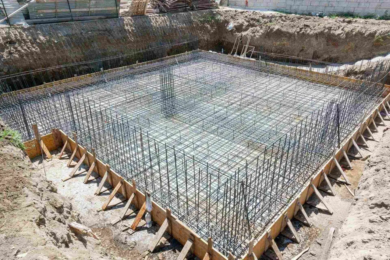 Zbrojenie płyty fundamentowej, przygotowane do zalania betonem. Określenie dokładnego płyta fundamentowa koszt wymaga szczegółowej kalkulacji.