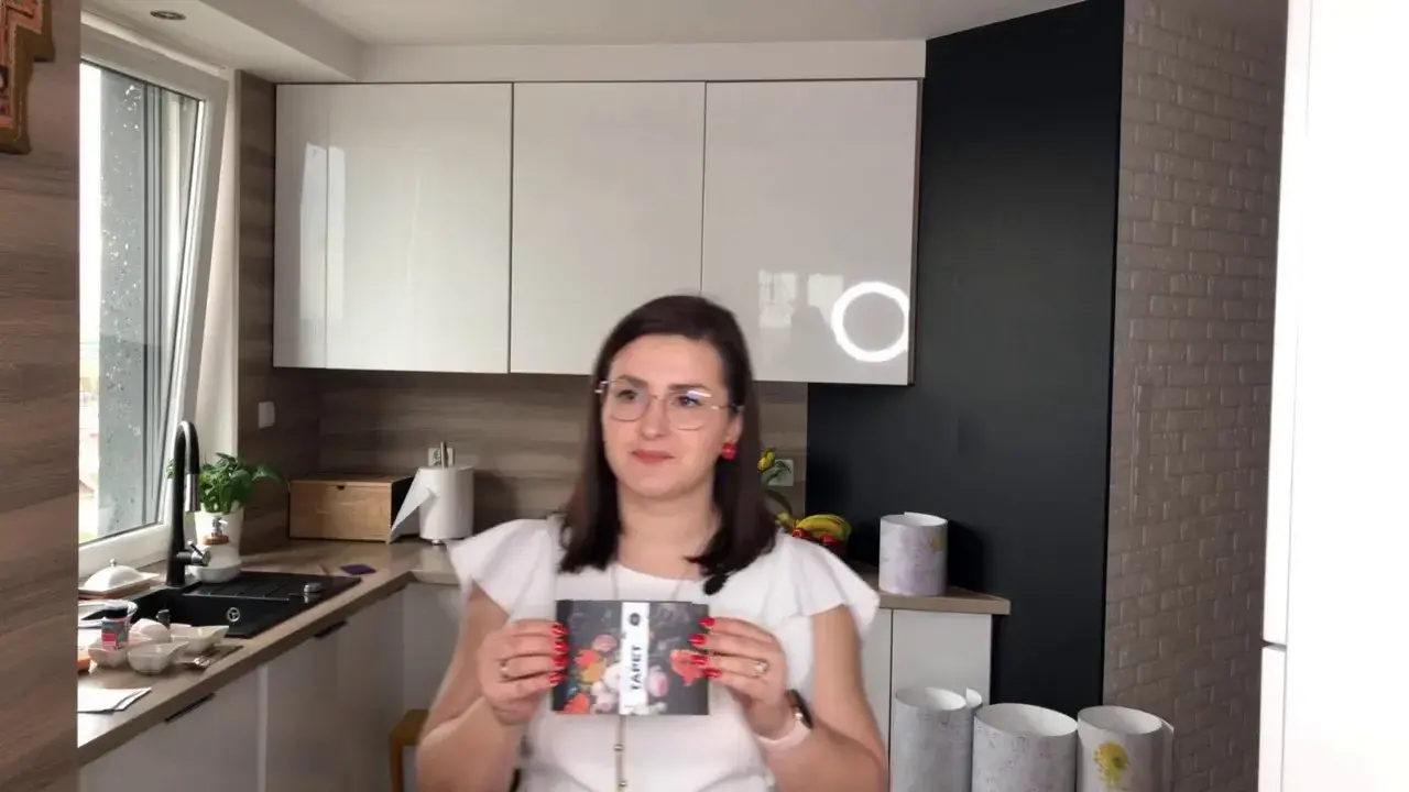 Jak skutecznie przykleić okleinę na meblach - sprawdzone metody i kleje