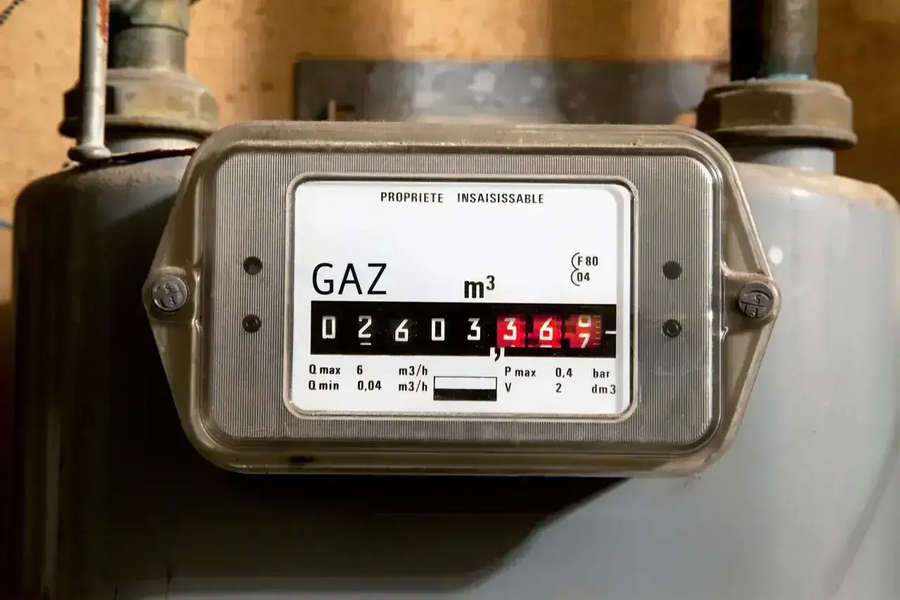 Gazomierz pokazuje zużycie gazu w metrach sześciennych. Zastanawiasz się, ile kosztuje metr sześcienny gazu? Ten licznik pomoże Ci to obliczyć.