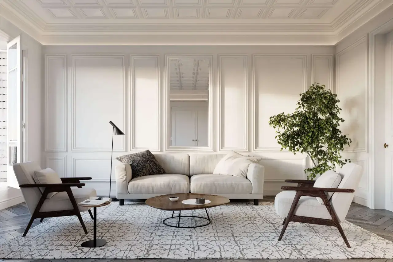 Elegancki salon z sofą i fotelami w kolorze ivory, ozdobiony panelem ściennym i lustrem.