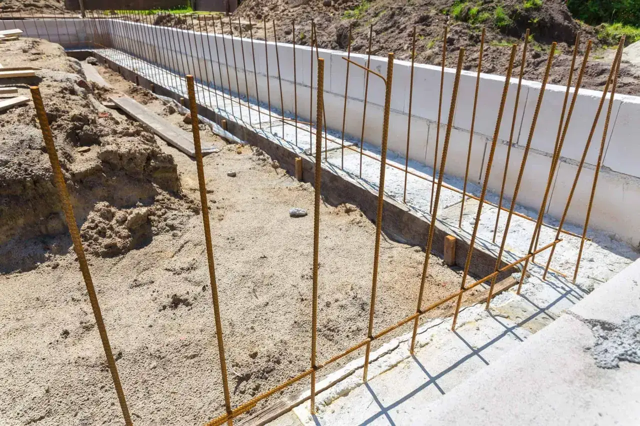Budowa fundamentów: pionowe i poziome zbrojenie czeka na beton.