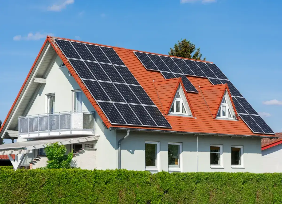 Dom z instalacją fotowoltaiczną 5 kW na dachu. Cena z montażem tej ekologicznej inwestycji jest atrakcyjna.