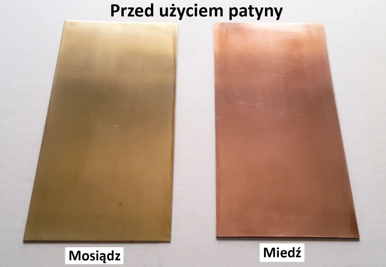 Mosiądz i miedź przed nałożeniem patyny. Blachy lśnią nowością, czekając na przemianę.