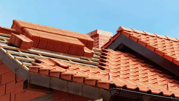 Układanie dachówki ceramicznej. Sprawdź atrakcyjną dachówka ceramiczna cena za m2.